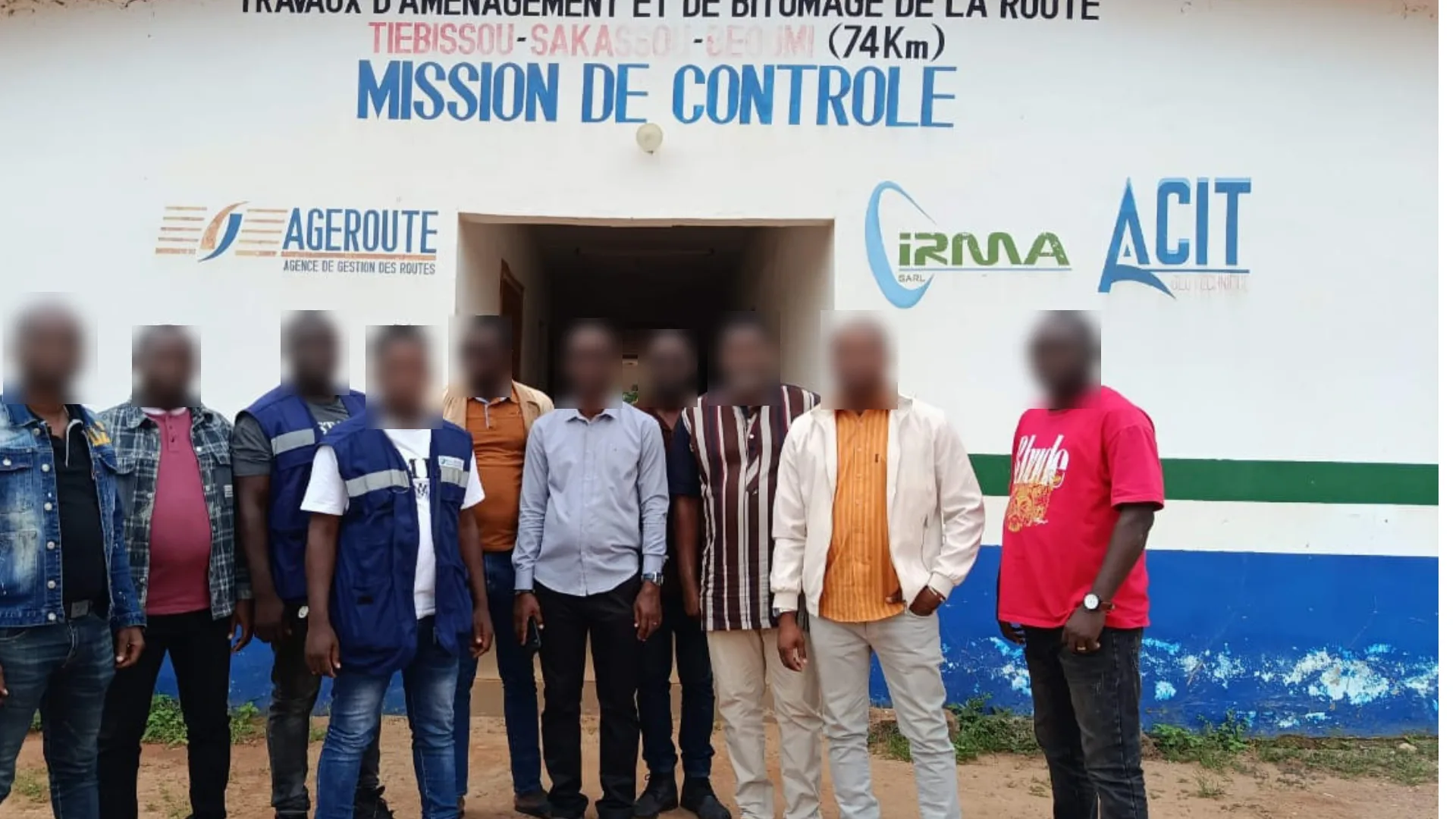 Sur un chantier routier de 74 km : l’équipe de la mission de contrôle, formée sur place.